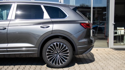 VW Touareg 3.0 TDI Premium Limited (pohľad spredu)
