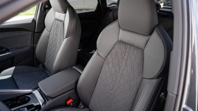AUDI Q5 2.0 TDI Quattro (pohľad do interiéru)