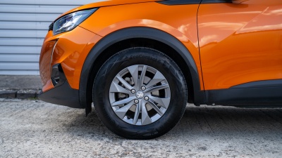 Peugeot 2008 1.2 PureTech 130k (pohľad do interiéru)