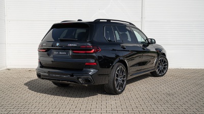 BMW X7 M60i xDrive (pohľad zboku)