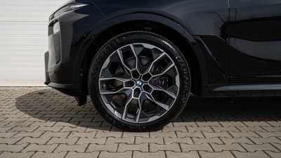 BMW X7 M60i xDrive (pohľad spredu)