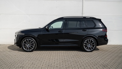 BMW X7 M60i xDrive (pohľad zozadu)