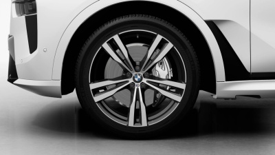 BMW X7 40d xDrive (pohľad spredu)