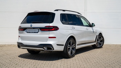 BMW X7 40d xDrive (pohľad zboku)