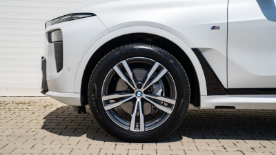 BMW X7 40d xDrive (pohľad spredu)