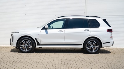 BMW X7 40d xDrive (pohľad zozadu)