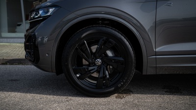 VW Touareg 3.0 TDI R-Line Limited (pohľad do interiéru)