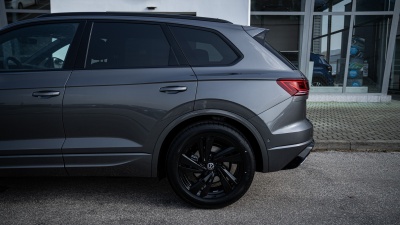 VW Touareg 3.0 TDI R-Line Limited (pohľad do interiéru)