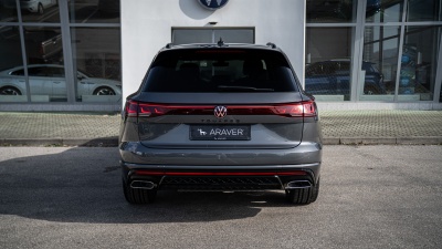 VW Touareg 3.0 TDI R-Line Limited (pohľad do interiéru)