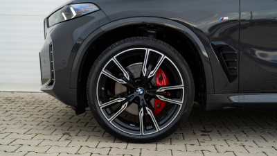BMW X5 30d xDrive (pohľad spredu)