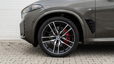 BMW X5 30d xDrive (pohľad spredu)