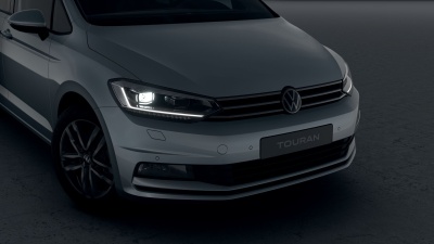 VW Touran 1.5 TSI Limited (pohľad spredu)