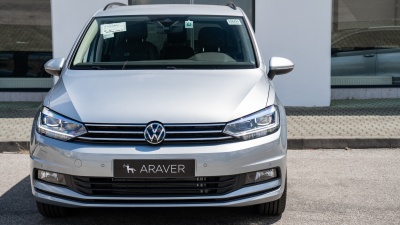 VW Touran 1.5 TSI Limited (pohľad spredu)