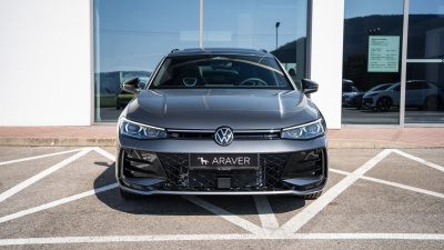 VW Passat Variant 2.0 TDI R-Line Limited 4x4 (pohľad zozadu)