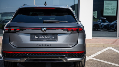 VW Passat Variant 2.0 TDI R-Line Limited 4x4 (pohľad do interiéru)