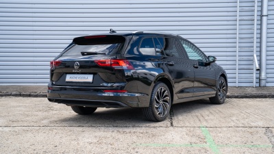 Volkswagen Golf Variant 1.5 eTSI  (pohľad spredu)