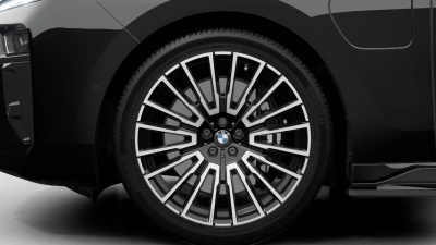 BMW M760e xDrive Sedan (pohľad spredu)