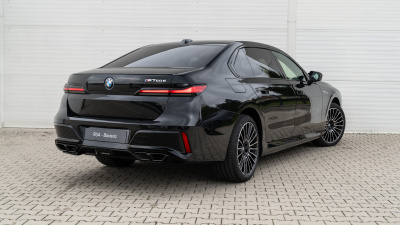 BMW M760e xDrive Sedan (pohľad zboku)