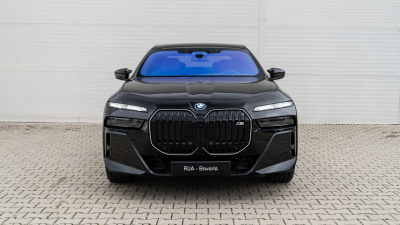 BMW M760e xDrive Sedan (pohľad do interiéru)