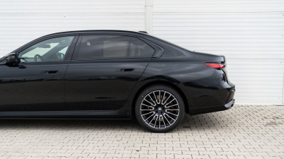 BMW M760e xDrive Sedan