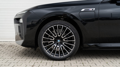 BMW M760e xDrive Sedan (pohľad spredu)