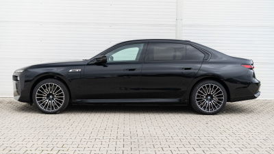 BMW M760e xDrive Sedan (pohľad zozadu)
