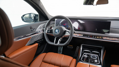 BMW M760e xDrive Sedan (pohľad do interiéru)