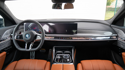 BMW M760e xDrive Sedan (pohľad do interiéru)