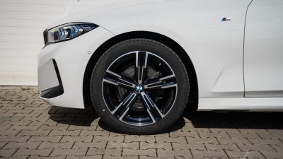BMW 320d xDrive Touring (pohľad spredu)