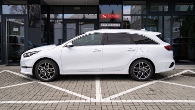Kia Ceed SW 1.5 T-GDi 7DCT Gold (pohľad zboku)