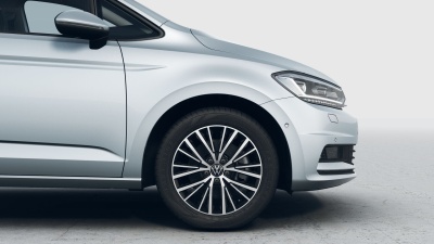 VW Touran 1.5 TSI Limited (pohľad spredu)