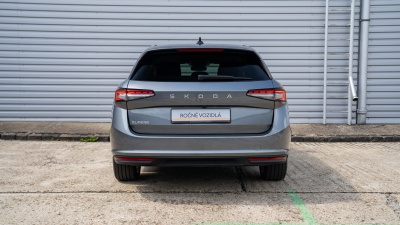 Škoda Superb Combi 2.0 TDI Selection (pohľad zozadu)