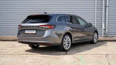Škoda Superb Combi 2.0 TDI Selection (pohľad spredu)