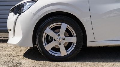 Peugeot 208, 1.2 PureTech  Active (pohľad do interiéru)