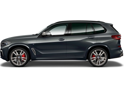 BMW X5 M50i xDrive (pohľad zozadu)