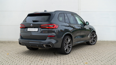 BMW X5 M50i xDrive (pohľad zboku)