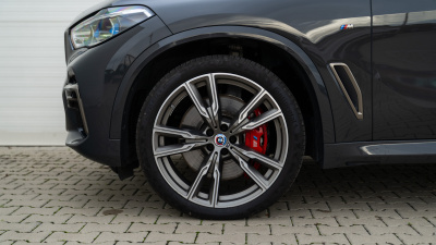 BMW X5 M50i xDrive (pohľad spredu)