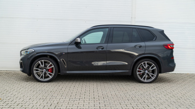 BMW X5 M50i xDrive (pohľad zozadu)