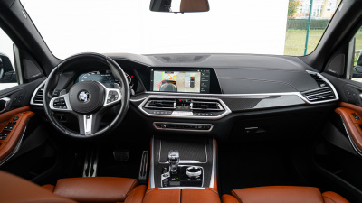 BMW X5 M50i xDrive (pohľad do interiéru)