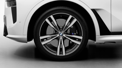 BMW X7 40i xDrive (pohľad spredu)