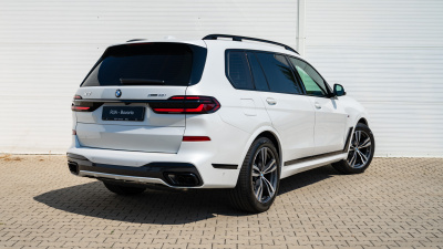BMW X7 40i xDrive (pohľad zboku)