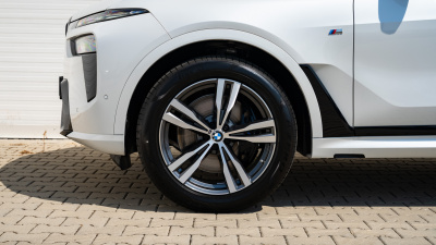 BMW X7 40i xDrive (pohľad spredu)