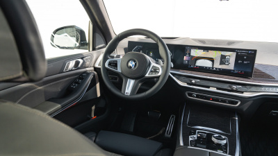 BMW X7 40i xDrive (pohľad do interiéru)
