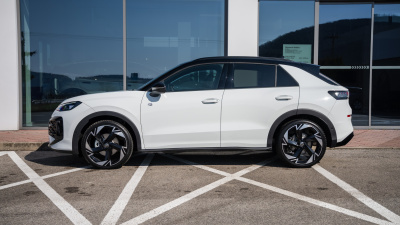 VW T-ROC 1.5 eTSI R-Line (pohľad zboku)