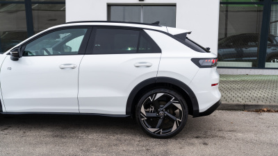 VW T-Roc 1.5 eTSI R-Line (pohľad spredu)