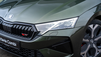 Škoda Octavia Combi 2.0 TSI RS  (pohľad spredu)