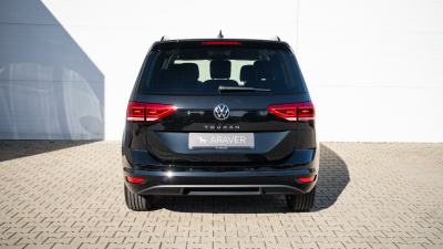 VW Touran 1.5 TSI Limited (pohľad spredu)