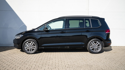 VW Touran 1.5 TSI Limited (pohľad zozadu)