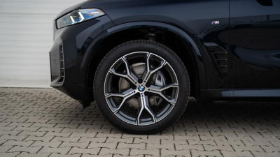 BMW X5 30d xDrive (pohľad spredu)