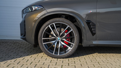 BMW X5 30d xDrive (pohľad spredu)